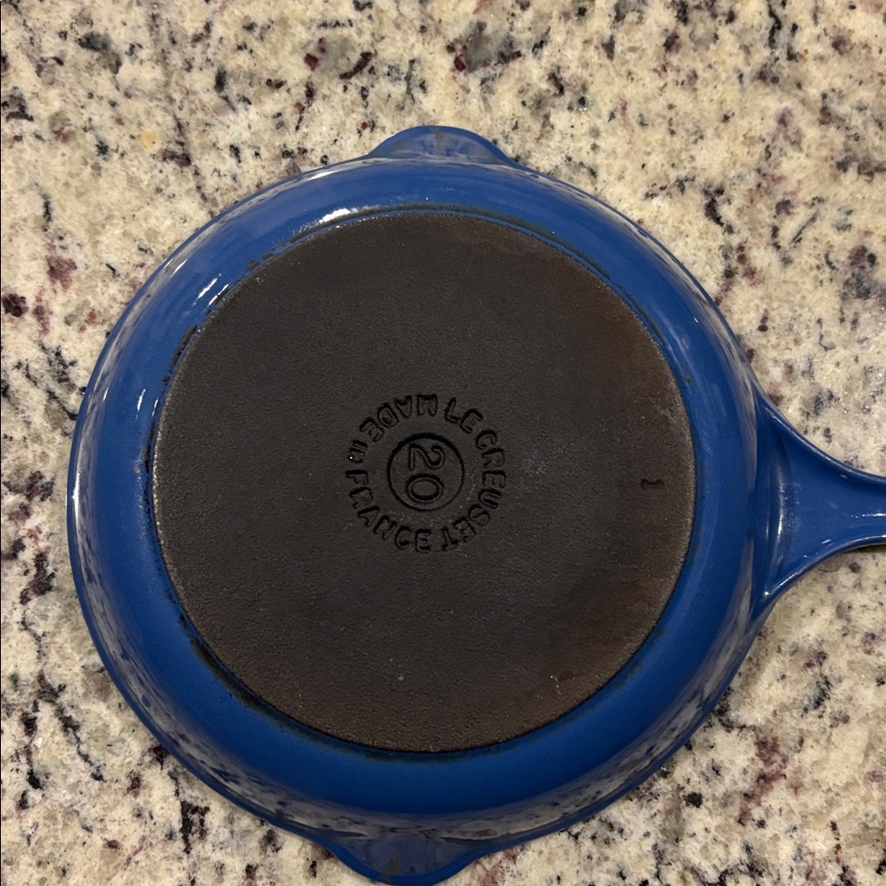 Le Creuset Glissemail Vintage Blue 7 1/2 Inch Double Spout Skillet pre-1990’s - Picture 3 of 9